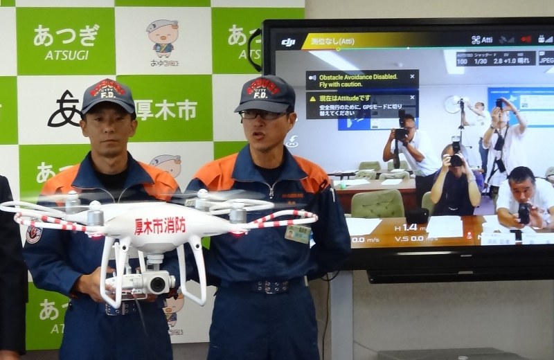 1日から運用開始する厚木市消防本部のドローン。右の画面は搭載カメラの映像=厚木市役所で