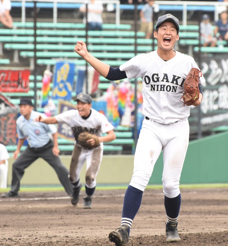 決勝戦で最後の打者を打ち取り、歓喜の雄たけびを上げる大垣日大の杉本幸基投手