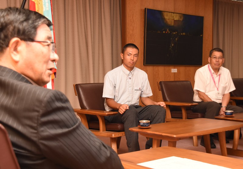 古田肇知事(手前)に甲子園出場を報告した大垣日大高の柴田修平主将(中央)ら=県庁で