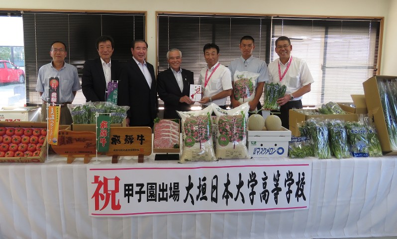 大垣日大高に贈呈された県産農畜産物=神戸町の同高野球部寮で