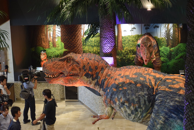 変なホテル 恐竜型ロボットがチェックイン業務 多言語対応音声 ラグーナテンボス きょう開業 蒲郡 愛知 毎日新聞