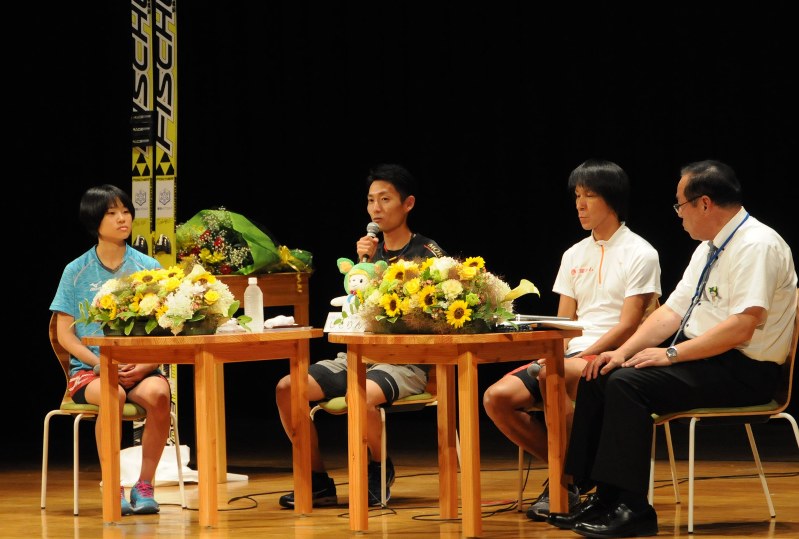 平昌五輪への抱負などを語る(左から)伊藤、伊東、葛西の3選手=下川町で