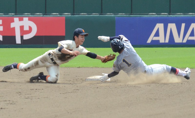 【仙台育英-東陵】仙台育英七回表無死、長谷川が左前二塁打を放つ(二塁手・佐藤賢)=仙台市宮城野区のコボパーク宮城で