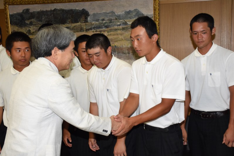 蒲島知事(左)から激励される木本凌雅一塁手