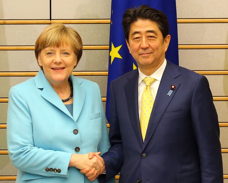 首脳会談を前に握手を交わす安倍晋三首相(右)とドイツのアンゲラ・メルケル首相=首相官邸で2015年3月9日、長谷川直亮撮影