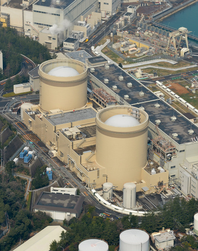 美浜原発1号機(手前)、2号機=本社ヘリから加古信志撮影