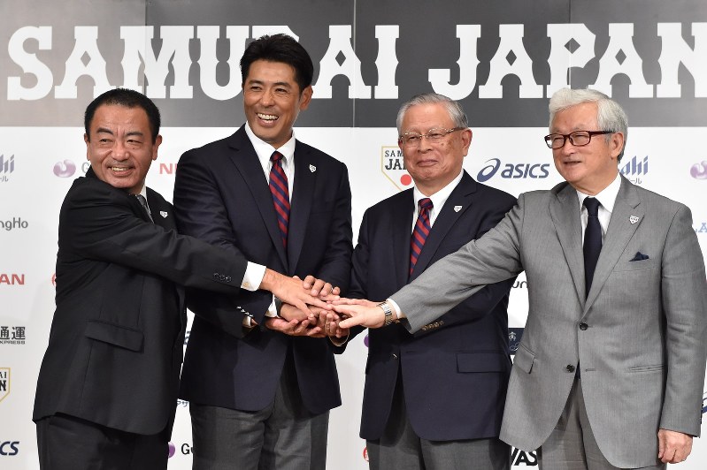 野球日本代表「侍ジャパン」の新監督に就任した稲葉氏(中央左)、山中正竹強化本部長(右端)ら=東京都港区で2017年7月31日午後5時44分、竹内紀臣撮影