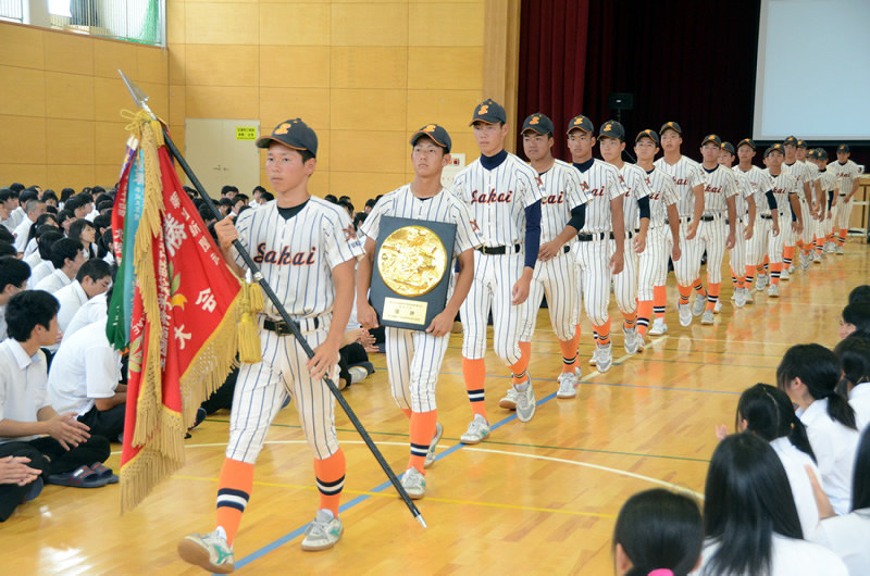 壮行会を終え、体育館を後にする坂井の選手ら=福井県坂井市の同校で、大森治幸撮影