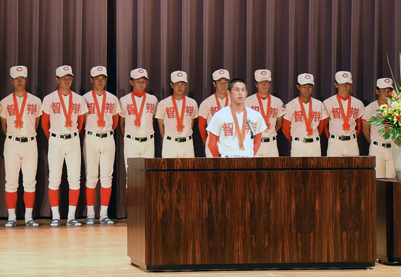 甲子園に向けて抱負を述べる智弁和歌山の大星博暉主将(手前中央)=和歌山市冬野の同校で、木原真希撮影