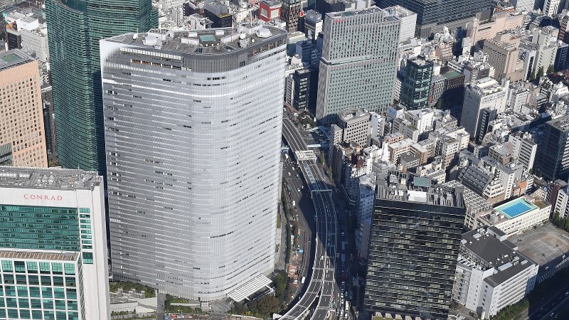 働き方改革は、ただ残業を禁止するだけでは実現しない=新入社員の過労自殺が問題になった電通本社(中央)2016年11月7日、北山夏帆撮影