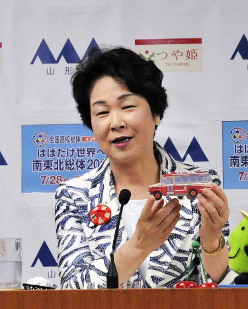 ぎんれい号のペーパークラフトを手にする吉村美栄子知事=山形県庁で