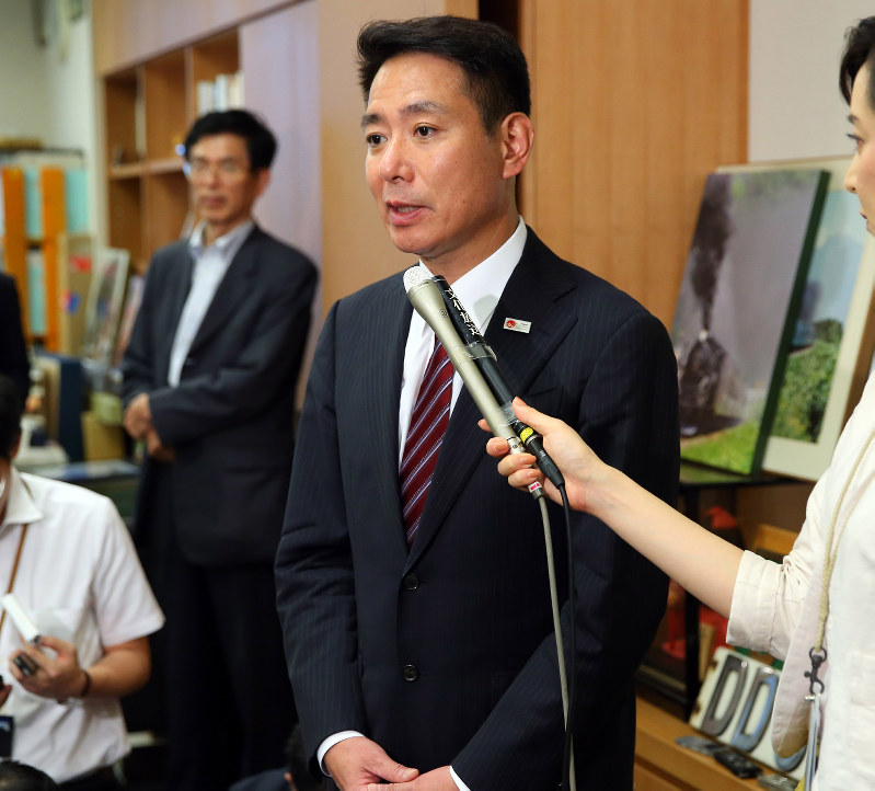 代表選への出馬を表明する民進党の前原誠司元外相(中央)=東京都千代田区で2日、小川昌宏撮影