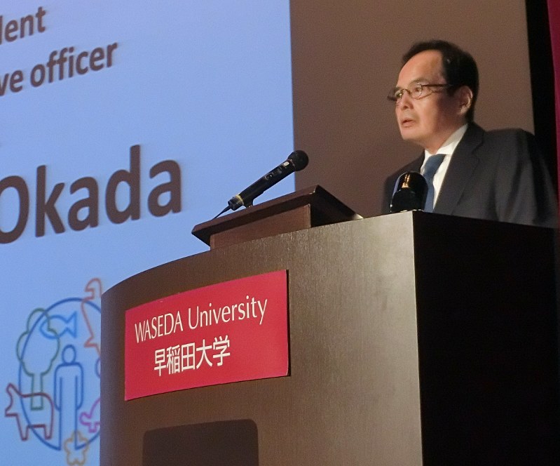 アジア学生交流環境フォーラムの開講式であいさつするイオン環境財団評議員の岡田元也イオン社長=東京都新宿区の早稲田大大隈講堂で2日
