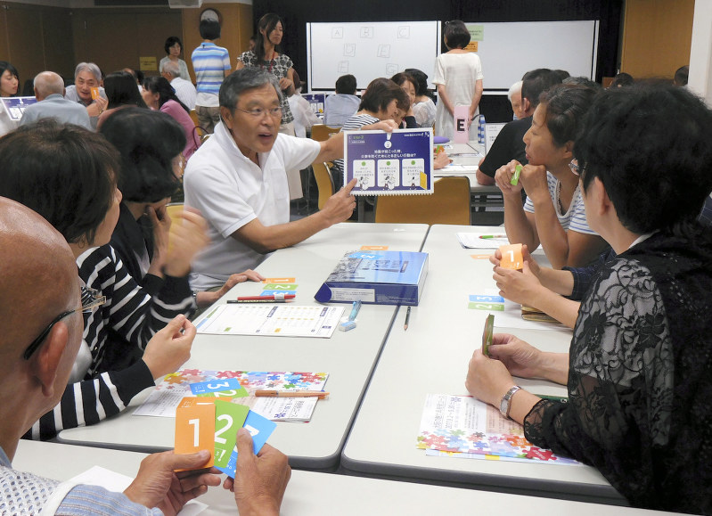 防災に関するクイズをする参加者=大阪市北区梅田1の市立総合生涯学習センターで、椋田佳代撮影