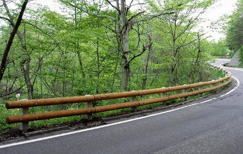 軽井沢で普及している木製ガードレール=長野県提供