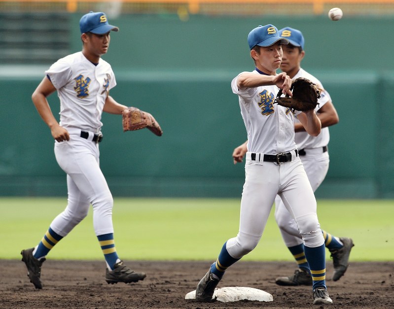 守備練習をする聖光学院の選手たち=阪神甲子園球場で2017年8月1日、猪飼健史撮影