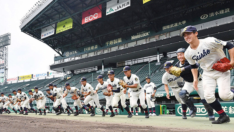 一斉にグラウンドに飛び出す京都成章の選手たち=阪神甲子園球場で2017年8月1日、猪飼健史撮影
