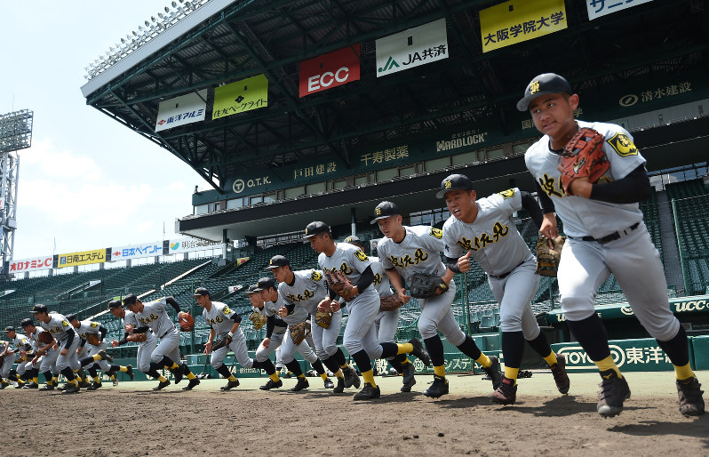 グラウンドに飛び出す波佐見の選手たち