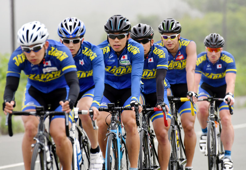 ナショナルチーム合宿で自転車トレーニングを行う男子選手=宮間俊樹撮影