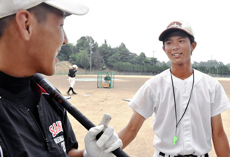 おかやま山陽の選手と言葉を交わす上戸翔太さん(右)=岡山県浅口市金光町下竹で、益川量平撮影
