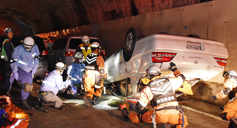 トンネル内の事故を想定した訓練で、逃げ遅れた人を救出する消防署員たち=滋賀県長浜市石田町で、若本和夫撮影