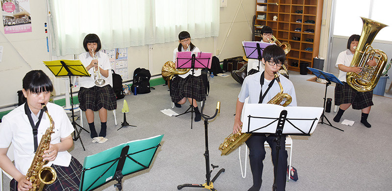 練習をする米子松蔭の吹奏楽部の部員ら=鳥取県米子市二本木の同校で、阿部絢美撮影