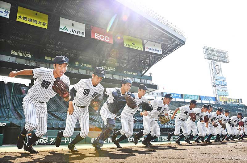 一斉にグラウンドに飛び出す明徳義塾の選手たち=阪神甲子園球場で、山崎一輝撮影