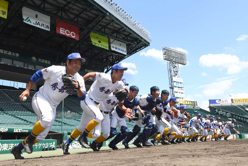 一斉にグラウンドへ駆け出す秀岳館の選手たち