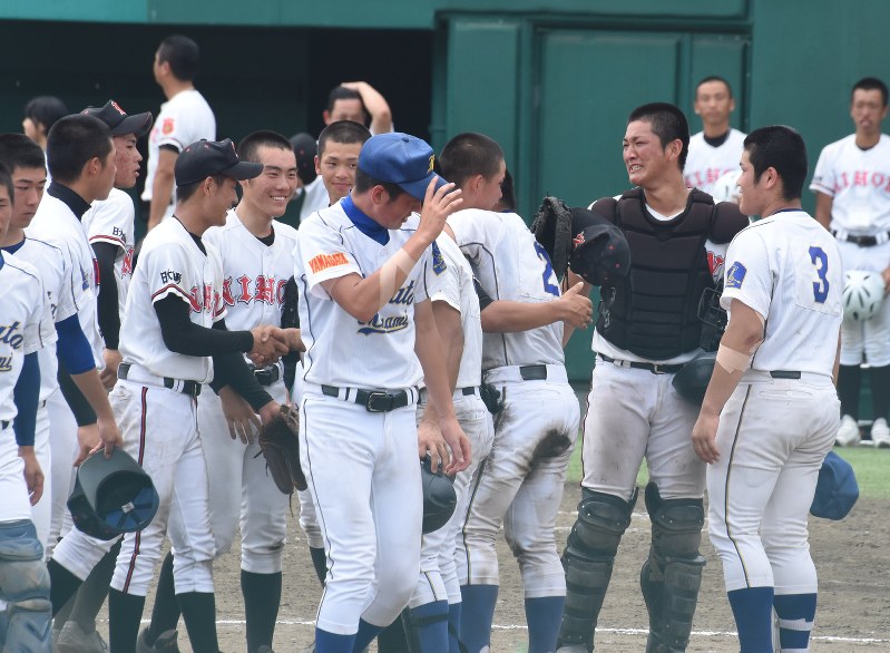 試合を終え、抱き合う日大山形と酒田南の選手たち。舟生大地捕手(右から2人目)も泣いた=中山町の荘銀・日新スタジアムで