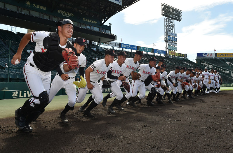 グラウンドに飛び出す日大山形の選手たち=阪神甲子園球場で、三浦博之撮影