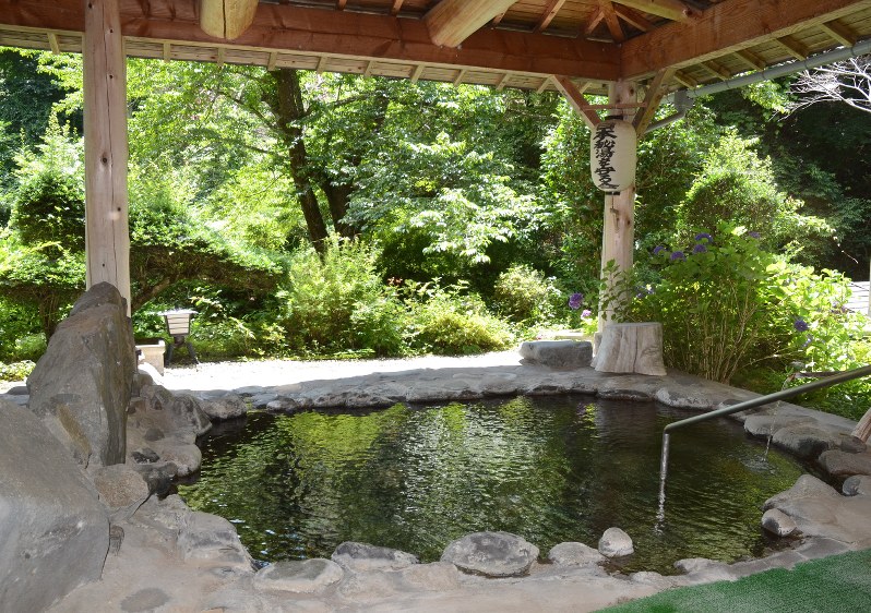 川のせせらぎが聞こえる露天風呂=東吾妻町の川中温泉かど半旅館で