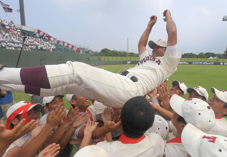 福岡大会決勝で勝利し選手に胴上げされる青野監督