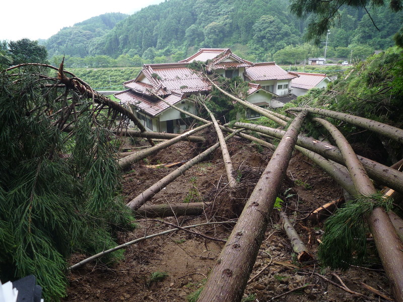 東峰村の土砂災害危険箇所で発生した崖崩れの現場