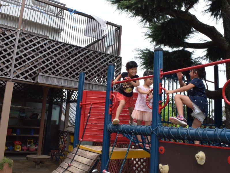 子供たちが園庭で遊ぶ清高保育園