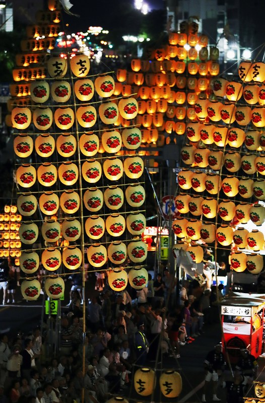 秋田 竿燈まつり 夜空にちょうちん揺れ 毎日新聞