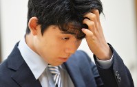 王将戦１次予選決勝で菅井竜也七段に敗れた藤井聡太四段＝大阪市福島区で２０１７年８月４日午後３時５０分、大西岳彦撮影