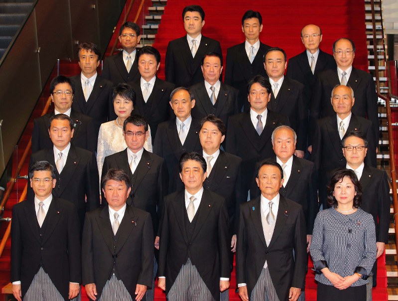記念撮影に臨む第3次安倍第3次改造内閣の閣僚ら=首相官邸で2017年8月3日午後7時29分、宮武祐希撮影