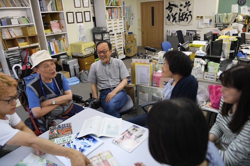 最終号を前に編集会議を開く「そよ風のように街に出よう」の小林敏昭副編集長(左から3人目)ら=大阪市内で7月、久保玲撮影