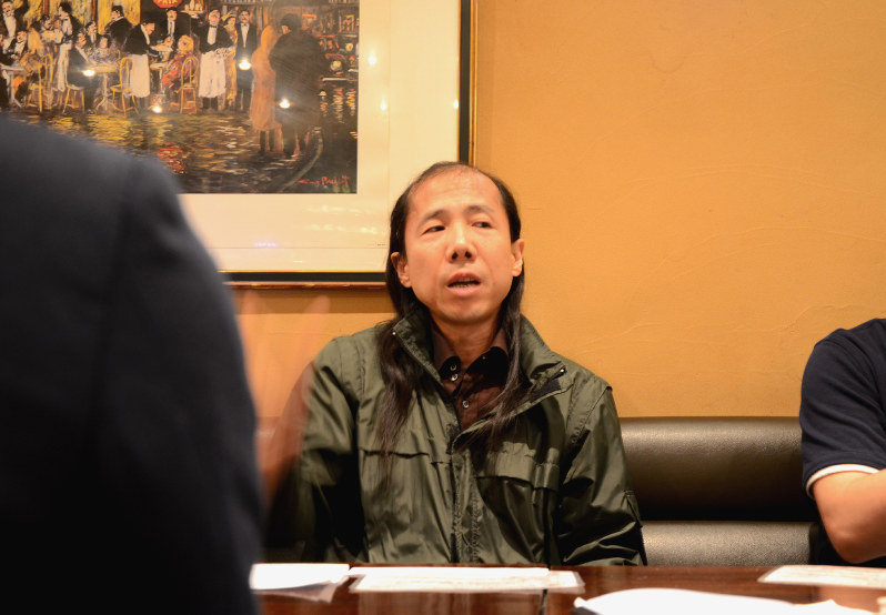 「お茶友の会」でAV業界について語る辻丸さん。この日のテーマは、出演強要問題だった=中嶋真希撮影