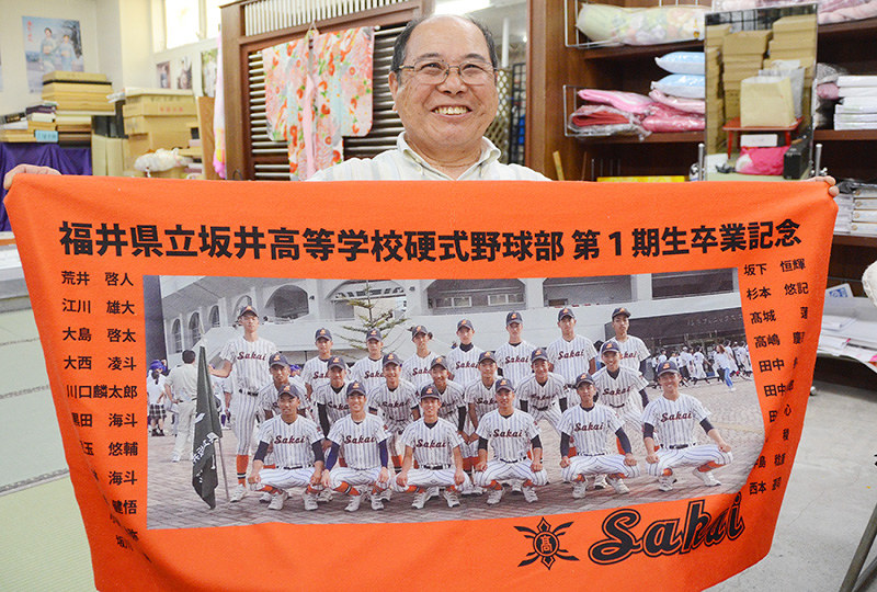 野球部の卒業生に贈った特製タオルを手にする小林義治さん=福井県坂井市坂井町上新庄で、大森治幸撮影