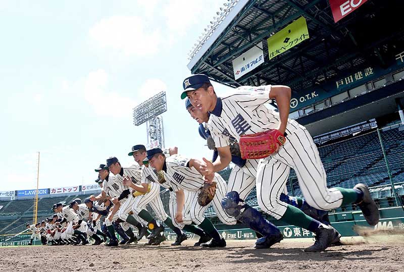一斉にグラウンドへ駆け出す開星の選手たち=阪神甲子園球場で、平川義之撮影