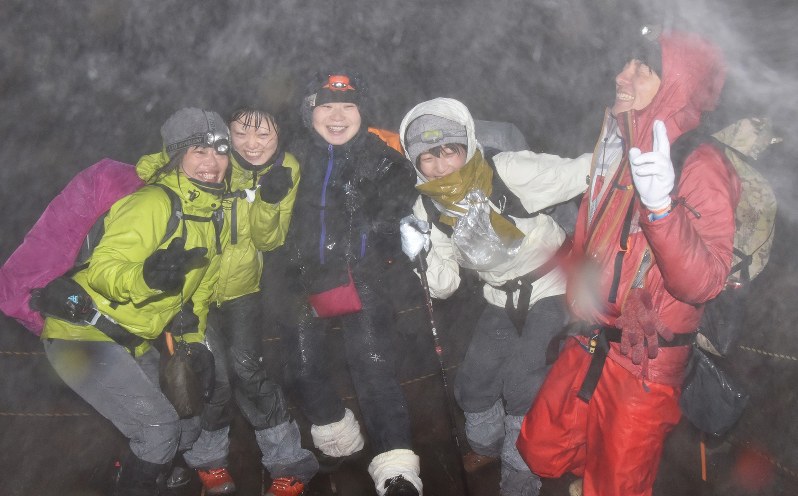 登頂を喜ぶ登山者ら=富士山山頂で、渡部直樹撮影