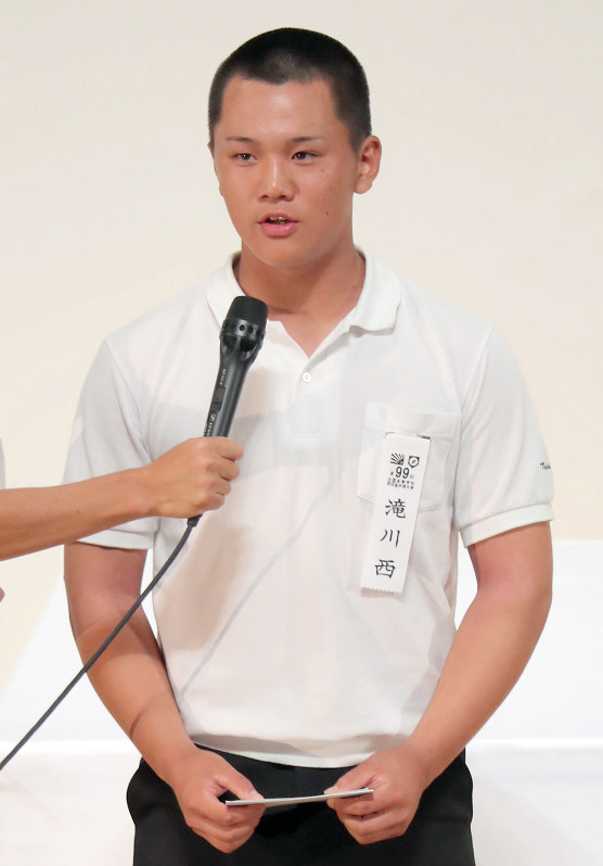 選手宣誓を引き当てた滝川西の堀田将人主将=大阪市北区で2017年8月4日午後4時23分、三村政司撮影