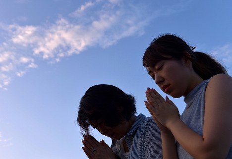 原爆慰霊碑前で手を合わせる人たち広島市中区で２０１７年８月６日午前５時５０分、山田尚弘撮影