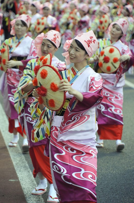 花笠まつり ヤッショ マカショ １ ２キロ踊り歩く 毎日新聞