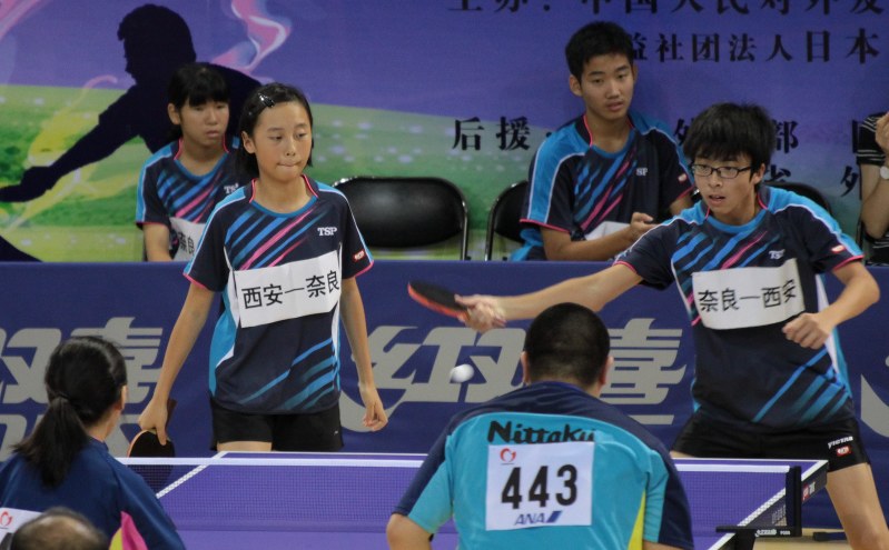 中国の女子選手とペアを組み混合ダブルスに臨む奈良市・陝西省西安市チームの植原慎之助(右)=北京市で2017年8月5日午前9時32分、谷口拓未撮影