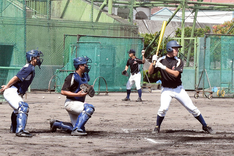 甲子園の初戦に向けて練習する開星の選手ら=兵庫県西宮市内で、佐藤英里奈撮影