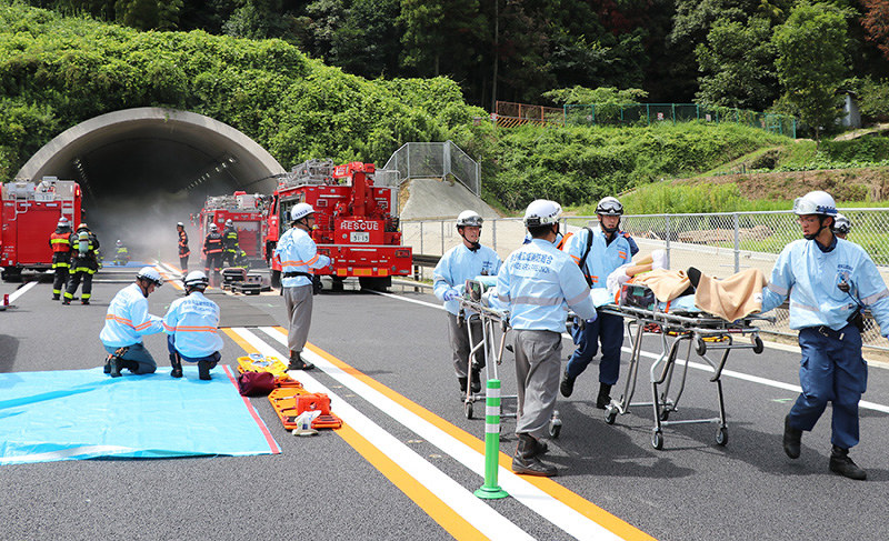 トンネル内の事故を想定し訓練する人たち=奈良県御所市で、藤原弘撮影