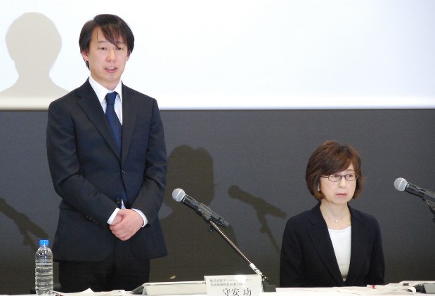 盗用問題で記者会見する守安功DeNA社長(左)と南場智子会長(肩書きは当時)=2016年12月7日、田中学撮影