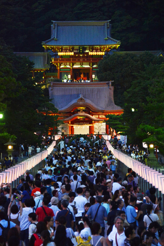 ぼんぼりの淡い光(手前左右)で彩られた鶴岡八幡宮の境内。中央は舞殿、奥が本宮=鎌倉市雪ノ下で
